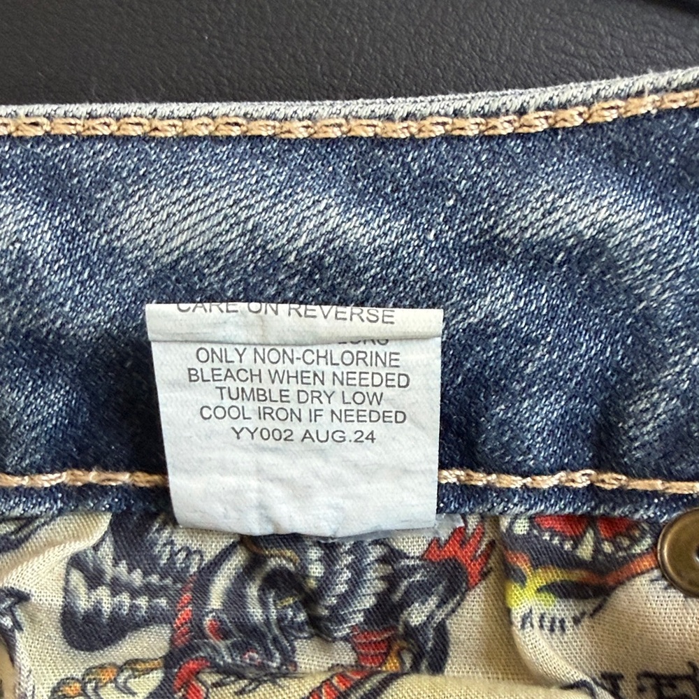 Ed Hardy Y2K Embroidered Fit & Flare Jeans NWT Size 28 Tattoo Graphic Denim - Picture 14 of 16